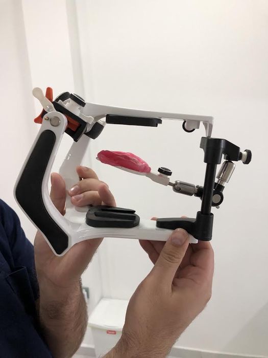 Artikulator i obrazni luk, uz koje se rade složene protetske rehabilitacije.